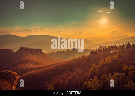 Sonnenschein über der schönen Landschaft im Balkan (Stara Planina) in der Nähe der historischen Stadt Belogradchik, Nordwest-Bulgarien Stockfoto