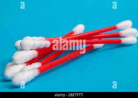 Haufen roter Wattestäbchen auf blauem Hintergrund Stockfoto