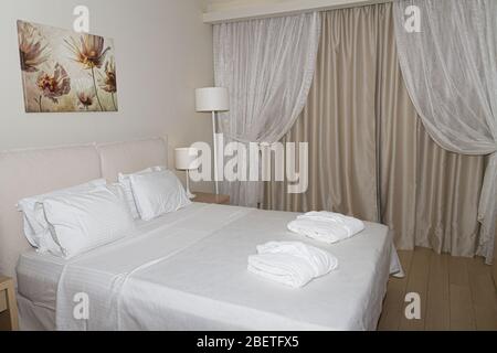 Classic Hotelzimmer mit Doppelbett in 5 Sterne Hotel. Stockfoto