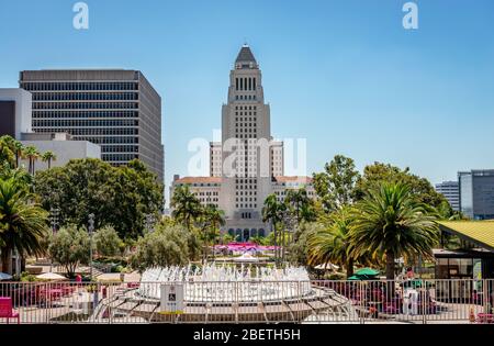 Blick auf das Rathaus vom Grand Park, an einem Julimorgen. Der Arthur J. will Memorial Fountain befindet sich im Vordergrund. Stockfoto