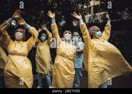 Barcelona, Spanien. April 2020. Das Gesundheitspersonal des Krankenhauses von Barcelona applaudiert und winkt den Menschen auf ihren Balkonen zu, die ihre harte Arbeit beim Kampf gegen COVID-19 in einem täglichen Ritual am Ende des ersten Monats einer landesweiten Sperre aufgrund der anhaltenden Ausbreitung des Virus anerkennen. Spanien verzeichnete bisher weniger als 300 neue Todesfälle in Höhe von über 18500 Todesfällen. Quelle: Matthias Oesterle/Alamy Live News Stockfoto