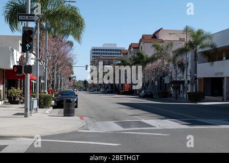 Beverly Hills, CA/USA - 27. März 2020: Eine verlassene Straße in der Innenstadt von Beverly Hills während der COVID-19 Quarantäne. Stockfoto