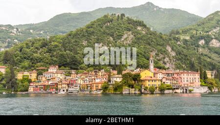 VARENNA, COMER SEE, ITALIEN - JUNI 2019: Panoramablick auf den See in Varenna am Comer See, Italien. Stockfoto