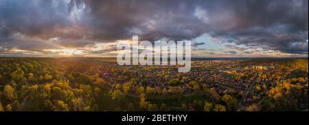 Eine beeindruckende 180-Grad-Luftaufnahme der Stadt Huntington, West Virginia bei Sonnenuntergang an einem Frühlingsabend vom Ritter Park. Stockfoto