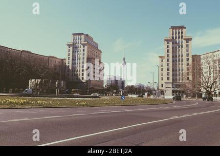 Strausberger Platz, ein Platz im östlichen Zentrum Berlins, ein typisches Beispiel für die rohen ostdeutschen Bauwerke. Stockfoto