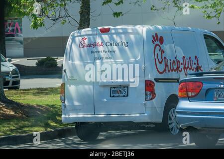 Kennesaw, GA / USA - 04/02/20: White Chick-fil-A-Caterting Van parkte in Kennesaw, GA auf Barrett Parkway. Stockfoto