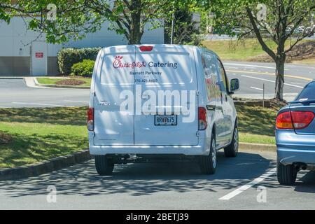 Kennesaw, GA / USA - 04/02/20: White Chick-fil-A-Caterting Van parkte in Kennesaw, GA auf Barrett Parkway. Stockfoto