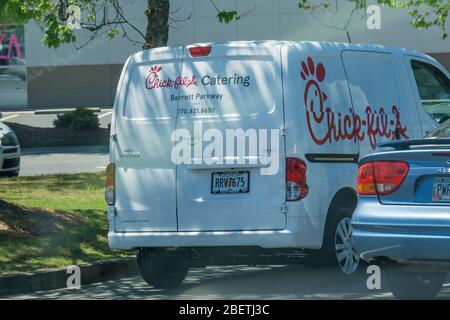 Kennesaw, GA / USA - 04/02/20: White Chick-fil-A-Caterting Van parkte in Kennesaw, GA auf Barrett Parkway. Stockfoto