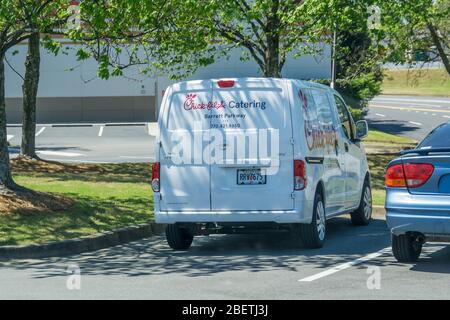 Kennesaw, GA / USA - 04/02/20: White Chick-fil-A-Caterting Van parkte in Kennesaw, GA auf Barrett Parkway. Stockfoto