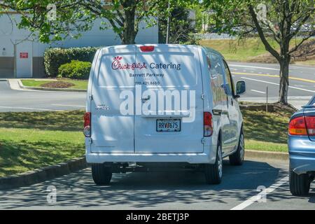 Kennesaw, GA / USA - 04/02/20: White Chick-fil-A-Caterting Van parkte in Kennesaw, GA auf Barrett Parkway. Stockfoto