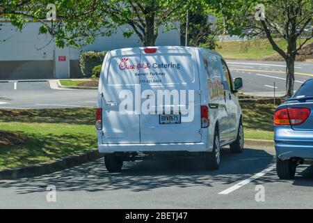 Kennesaw, GA / USA - 04/02/20: White Chick-fil-A-Caterting Van parkte in Kennesaw, GA auf Barrett Parkway. Stockfoto