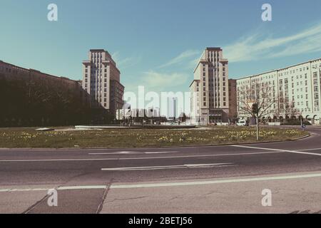 Strausberger Platz, ein Platz im östlichen Zentrum Berlins, ein typisches Beispiel für die rohen ostdeutschen Bauwerke. Stockfoto