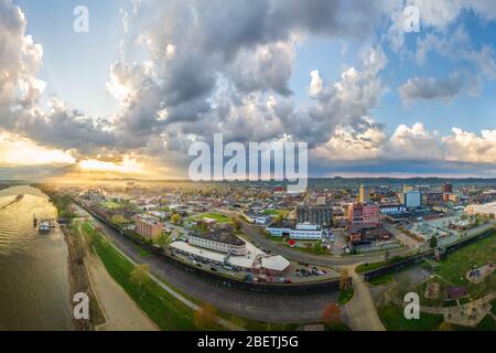 Sonnenaufgang und eine fast 180-Grad-Luftaufnahme über Huntington, West Virginia und Marshall University von der Ohio River Front. Stockfoto