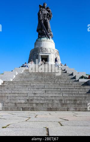 Kolossale Soldatenstatue des sowjetischen Kriegsdenkmals des Bildhauers Jewgeny Vuchetich im Treptower Park im Berliner Treptower Stadtteil. Stockfoto