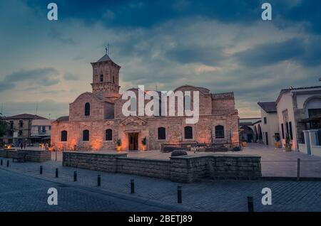 Orthodoxe Kirche des Heiligen Lazarus Agios Lazaros auf dem zentralen Platz in der Altstadt von Larnaca Stadt bei Sonnenuntergang Dämmerung, Zypern Stockfoto