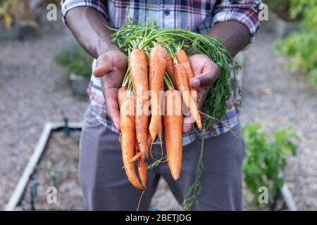 Vater und Tochter soziale Distanzierung zu Hause während Quarantänesperre Stockfoto