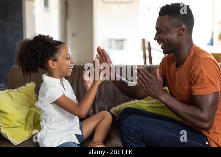 Vater und Tochter soziale Distanzierung zu Hause während Quarantänesperre Stockfoto