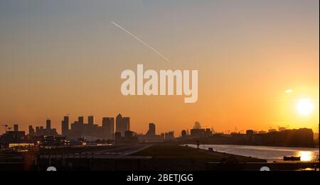 London, Großbritannien. April 2020. Sonnenuntergang über dem Flughafen London City. Quelle: Marcin Nowak/Alamy Live News Stockfoto