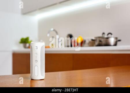 Innovation, Smart Wireless Lautsprecher auf dem Tisch zu Hause Nahaufnahme unscharfen Hintergrund Stockfoto