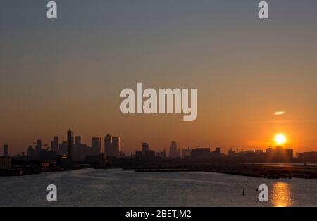 London, Großbritannien. April 2020. Sonnenuntergang über dem Flughafen London City. Quelle: Marcin Nowak/Alamy Live News Stockfoto