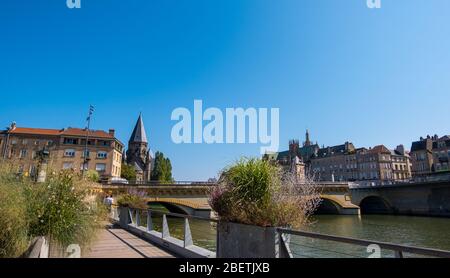 Metz, Frankreich - 31. August 2019: Moyen Pont des Morts oder Mittelbrücke an der Mosel im historischen Zentrum von Metz, Lothringen, Frankreich Stockfoto