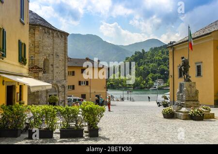 LENNO, COMER SEE, ITALIEN - JUNI 2019: Dorfplatz in Lenno am Comer See Stockfoto