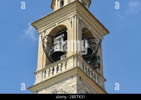 LENNO, COMER SEE, ITALIEN - JUNI 2019: Aus nächster Nähe zum Glockenturm der christlichen Kirche in Lenno am Comer See - Chiesa di Santo Stefano Stockfoto