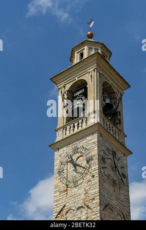 LENNO, COMER SEE, ITALIEN - JUNI 2019: Aus nächster Nähe zum Glockenturm der christlichen Kirche in Lenno am Comer See - Chiesa di Santo Stefano Stockfoto