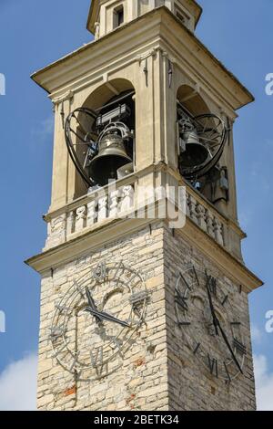 LENNO, COMER SEE, ITALIEN - JUNI 2019: Aus nächster Nähe zum Glockenturm der christlichen Kirche in Lenno am Comer See - Chiesa di Santo Stefano Stockfoto