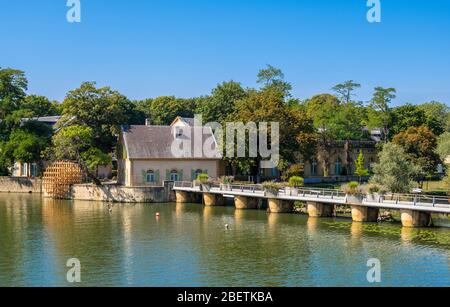 Metz, Frankreich - 31. August 2019: Schöne Aussicht auf Haus am Ufer der Mosel in der Stadt Metz, Lothringen, Frankreich Stockfoto