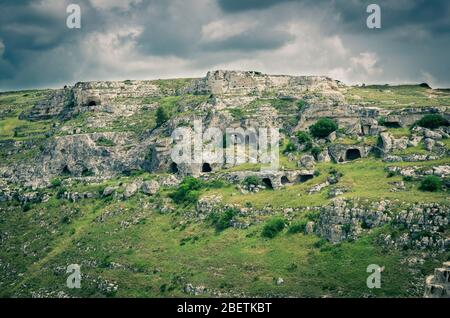 Blick auf Schlucht Schlucht mit Felsen und Häusern in Höhlen di Murgia Timone in der Nähe der alten Stadt Matera (Sassi), UNESCO-Weltkulturerbe, Basilikata, Souther Stockfoto