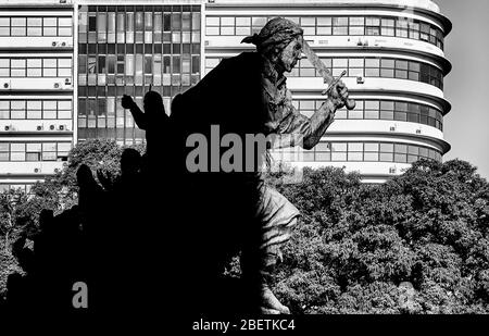 Monumento zu 'Juana Azurduy' durch Kulturzentrum 'Nestor Kirchner'. Buenos Aires, Argentinien. Stockfoto