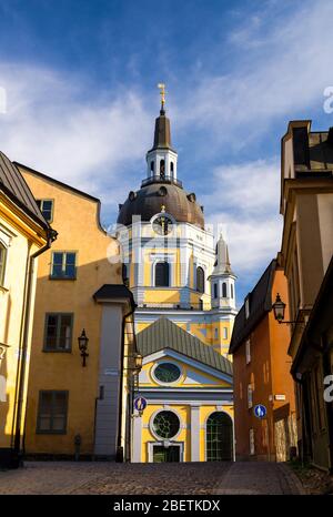 Katarina kyrka (Katharinenkirche) gelbes Gebäude mit Uhr Uhr auf Kuppel in Katarina-Sofia Bezirk auf Sodermalm Soder Insel Blick von R Stockfoto