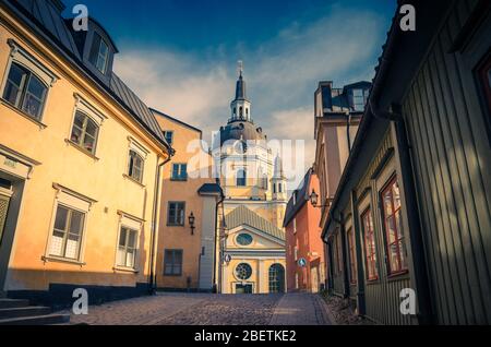 Katarina kyrka Kirche Catherine gelbes Gebäude mit Uhr auf Kuppel in Katarina-Sofia Bezirk auf Sodermalm Soder Insel und Straße mit traditionellen ty Stockfoto