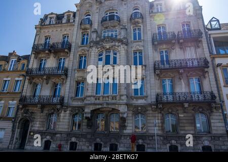 Metz, Frankreich - 31. August 2019: Fassade eines Wohnhauses im Zentrum von Metz, Lothringen, Frankreich Stockfoto