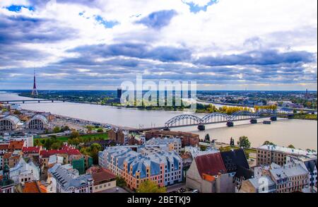 Panorama Blick auf Rigaer Stadtbild Altstadt, Riga Radio und TV-Turm und Fluss Daugava mit Brücken von St. Peter Kirche, Riga, Lettland Stockfoto