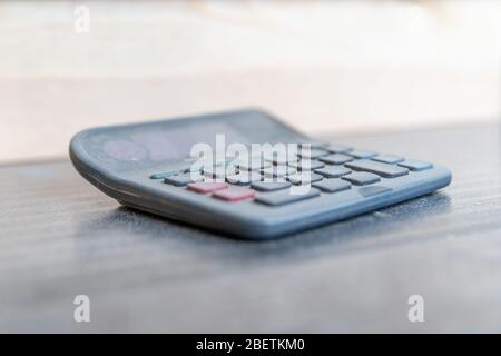 Alter digitaler Taschenrechner mit Staubschutz Stockfoto