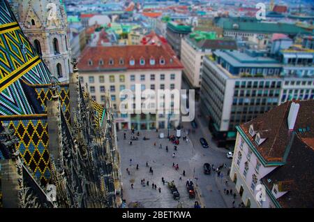 Draufsicht des Platzes mit kleinen Menschen und Autos von Aussichtsplattform des Stephansdoms (Stephansdom Nordturm) Stockfoto