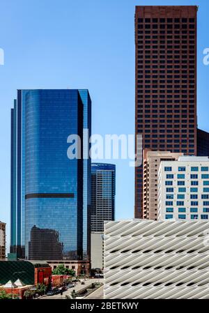 Los Angeles, CA / USA - 26. Juli 2015: Die Skyline der South Grand Ave mit vielen Türmen auf beiden Seiten. Stockfoto