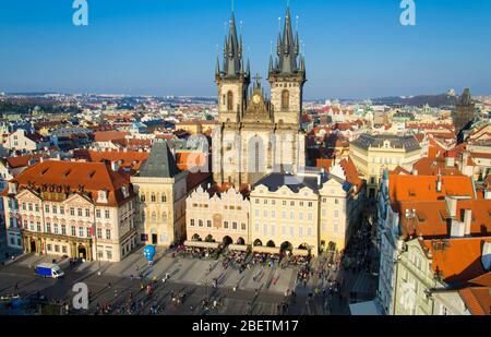Blick auf den Altstädter Ring mit alten Gebäuden und Kirche unserer Lieben Frau vor Tyn in der Stare mesto von der Plattform des Alten Rathauses (Staromestska Radnice), Stockfoto
