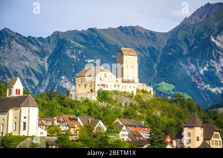 Altes Schloss vor den Bergen Alpen in der Nähe von Vaduz Stadt, Liechtenstein Stockfoto