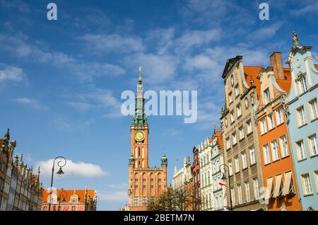 Rathaus mit Turm, Uhrturm, Fassade der schönen typischen bunten bunten Häusern Gebäude am Dluga Long Market Street Dlugi targ Platz in Stockfoto