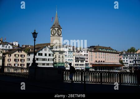 Blick auf die evangelistische Kirche St. Peter von der Münsterbrücke über die Limmat im historischen Stadtzentrum von Zürich, Kanton Zürich, Schweiz Stockfoto