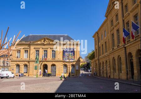 Metz, Frankreich - 31. August 2019: Statue des Marschalls Fabert auf dem Platz Armes zwischen Kathedrale und Rathaus in Metz, Lothringen, Frankreich Stockfoto