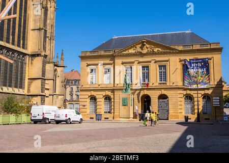 Metz, Frankreich - 31. August 2019: Statue des Marschalls Fabert auf dem Platz Armes zwischen Kathedrale und Rathaus in Metz, Lothringen, Frankreich Stockfoto