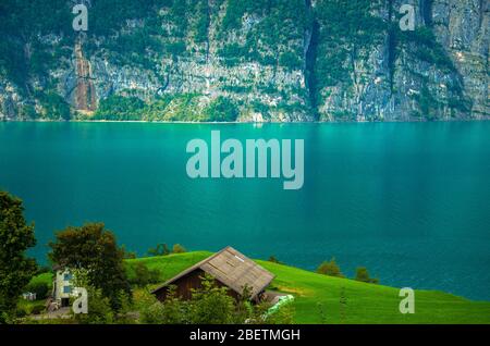 Dorfhaus vor dem Walensee und der Bergkette der Churfirsten Leistchamm, Landschaft im Kanton St. Gallen, Schweiz Stockfoto