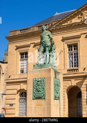 Metz, Frankreich - 31. August 2019: Statue des Marschalls Fabert auf dem Platz Armes zwischen Kathedrale und Rathaus in Metz, Bildhauer Antoine Etex, 1840 Stockfoto