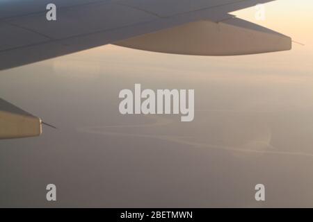 Sofia, Bulgarien - 30. April 2012: Passagierflugzeug Airbus A320 fliegt zum Flughafen Beauvais Paris, Frankreich. Flügel des fliegenden Flugzeugs. Stockfoto