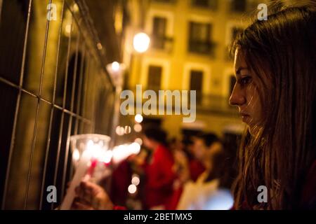 Ende des San Fermin Festivals mit dem traditionellen Armen Me (Pobre de mi) und der Gabe von Geweben in der Kirche von San Lorenzo, wo der heilige ist. Stockfoto