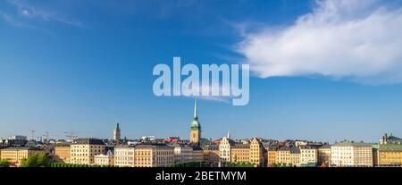 Luftaufnahme der Skyline von Stockholm mit traditionellen Gebäuden und evangelisch-deutschen Kirchtürmen auf Kornhamnstorg Hafenplatz in alten historischen zu Stockfoto